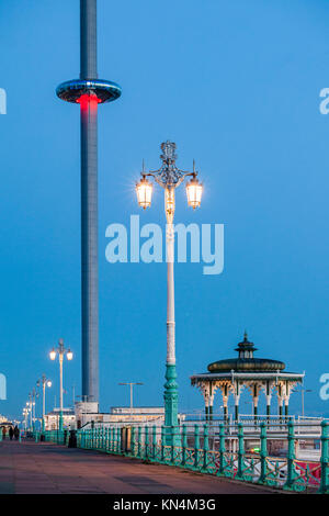 Serata sul lungomare di Brighton, East Sussex, Inghilterra. Foto Stock