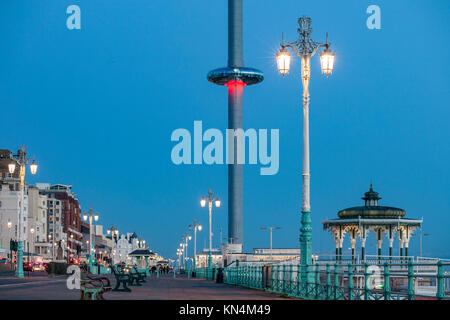 Serata sul lungomare di Brighton, East Sussex, Inghilterra. Foto Stock