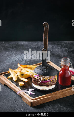 Hamburger con patatine fritte Foto Stock