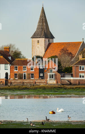 Chiesa della Santa Trinità torreggia su Bosham Village West Sussex, in Inghilterra. Foto Stock