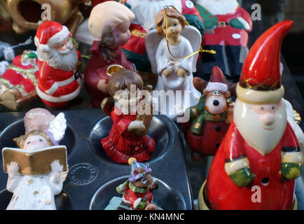 Figure di natale in vendita al di fuori del negozio di antiquariato a Londra Foto Stock