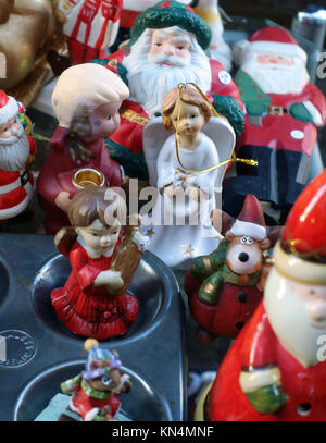 Figure di natale in vendita al di fuori del negozio di antiquariato a Londra Foto Stock