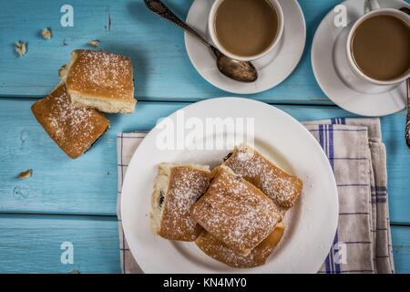 Ceca tradizionale ciambelle con marmellata di prugne e caffè blu sulla tavola di legno vista superiore Foto Stock