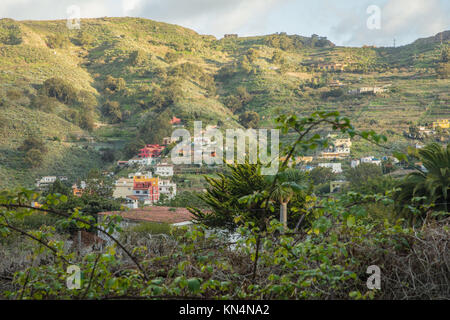 Molte case colorate in Gran Canaria sulla collina Foto Stock