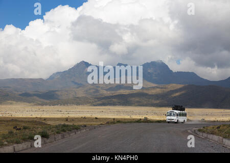 Una gita in autobus la guida attraverso il Parco Nazionale di Cotopaxi, vulcano Ruminahui in background, Ecuador America del Sud Foto Stock