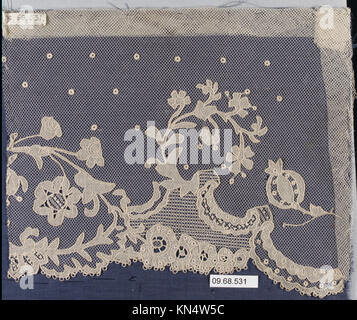 Questo frammento, parte della collezione MET, è un oggetto storico non identificato con elementi di design complessi. Rappresenta un piccolo ma significativo pezzo di storia culturale, ospitato nel museo per la conservazione e lo studio. Foto Stock