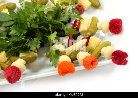 Il gustoso pasto su splendidamente servito tabella Foto Stock