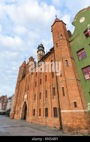 Svuotare il ponte lungo waterfront e St. Mary's Gate (Brama Mariacka) presso le principali città (Città Vecchia) in Gdansk, Polonia, al mattino. Foto Stock