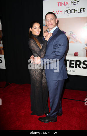 New york, ny - 08 dicembre: Nikki bella, john cena assiste il 'sisters' prima mondiale al Teatro Ziegfeld su dicembre 8, 2015 a New York City. persone: Nikki bella, john cena Foto Stock