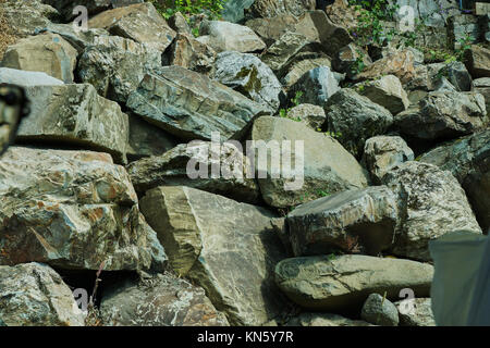 Bella la texture di pietre naturali impilati in livelli. Il colore delle pietre è diverso, principalmente sfumature di marrone. La trama è una pietra naturale Foto Stock