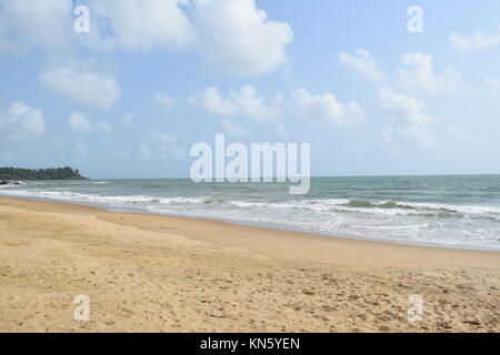 Spiaggia di sabbia di immagini. Raffreddare la spiaggia con nessun popolo. Bellissima spiaggia sfondo per sito web o desktop. Incredibile seashore / ocean / spiaggia vista. La splendida spiaggia Foto Stock