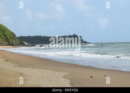 Spiaggia di sabbia di immagini. Raffreddare la spiaggia con nessun popolo. Bellissima spiaggia sfondo per sito web o desktop. Incredibile seashore / ocean / spiaggia vista. La splendida spiaggia Foto Stock