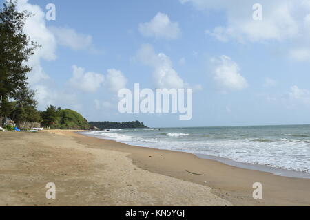 Spiaggia di sabbia di immagini. Raffreddare la spiaggia con nessun popolo. Bellissima spiaggia sfondo per sito web o desktop. Incredibile seashore / ocean / spiaggia vista. La splendida spiaggia Foto Stock
