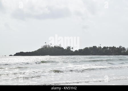 Spiaggia di sabbia di immagini. Raffreddare la spiaggia con nessun popolo. Bellissima spiaggia sfondo per sito web o desktop. Incredibile seashore / ocean / spiaggia vista. La splendida spiaggia Foto Stock