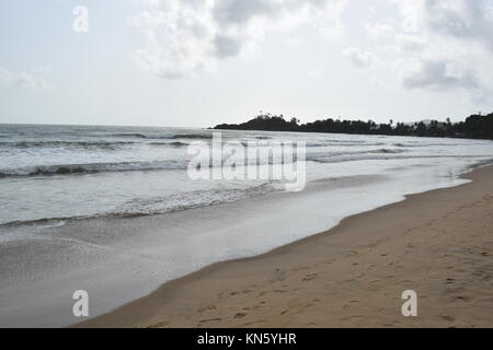 Spiaggia di sabbia di immagini. Raffreddare la spiaggia con nessun popolo. Bellissima spiaggia sfondo per sito web o desktop. Incredibile seashore / ocean / spiaggia vista. La splendida spiaggia Foto Stock