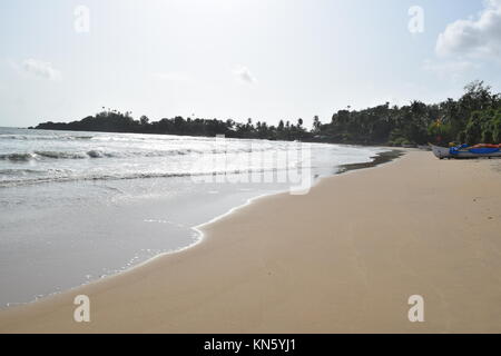 Spiaggia di sabbia di immagini. Raffreddare la spiaggia con nessun popolo. Bellissima spiaggia sfondo per sito web o desktop. Incredibile seashore / ocean / spiaggia vista. La splendida spiaggia Foto Stock