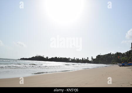 Spiaggia di sabbia di immagini. Raffreddare la spiaggia con nessun popolo. Bellissima spiaggia sfondo per sito web o desktop. Incredibile seashore / ocean / spiaggia vista. La splendida spiaggia Foto Stock