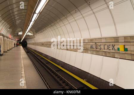 Praga - Dicembre 29, 2016: Mustek stazione della metropolitana con piattaforma vuota Foto Stock