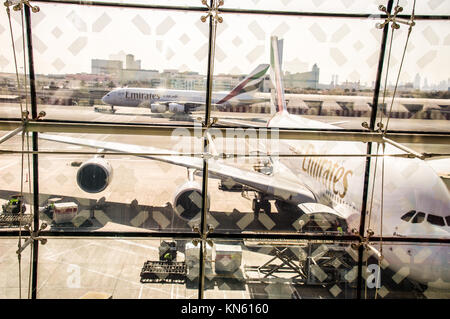 Emirates Airline A380 Jumbo all'Aeroporto di Dubai con la vista dei mondi edificio più alto sulla terra il Burj Khalifa come visto dal Piazzale livello B Foto Stock