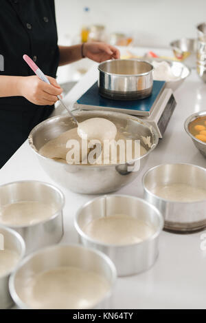 Lo chef da forno per la cottura cuocere in cucina professional Foto Stock