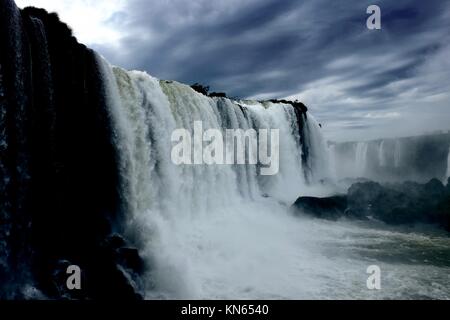 Nuvole temporalesche su Iguassu Falls Foto Stock