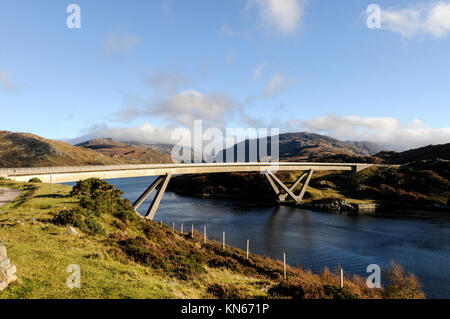 Il moderno ponte di Kylesku porta la A894 strada sopra Loch Glencoul in Sutherland, a nord-ovest della Scozia. La 902 ft (275m) casella precompresso trave Kyle Foto Stock