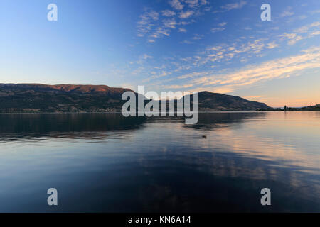 Alba sul lago Okanagan, parco cittadino di Kelowna Città, Okanagan Valley, British Columbia, Canada Foto Stock