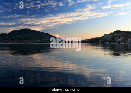 Alba sul lago Okanagan, parco cittadino di Kelowna Città, Okanagan Valley, British Columbia, Canada Foto Stock