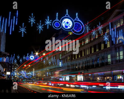 Sentieri di luce sullo Strand a Londra al tempo di Natale Foto Stock