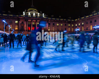 I pattinatori godendo la pista di pattinaggio su ghiaccio a tempo di Natale a Somerset House Foto Stock