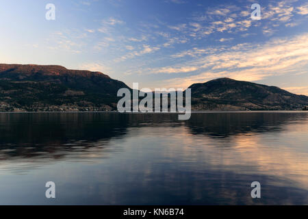 Alba sul lago Okanagan, parco cittadino di Kelowna Città, Okanagan Valley, British Columbia, Canada Foto Stock