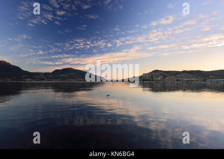 Alba sul lago Okanagan, parco cittadino di Kelowna Città, Okanagan Valley, British Columbia, Canada Foto Stock