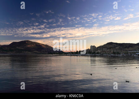 Alba sul lago Okanagan, parco cittadino di Kelowna Città, Okanagan Valley, British Columbia, Canada Foto Stock