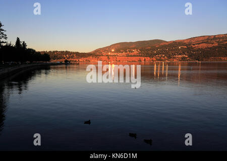 Alba sul lago Okanagan, parco cittadino di Kelowna Città, Okanagan Valley, British Columbia, Canada Foto Stock