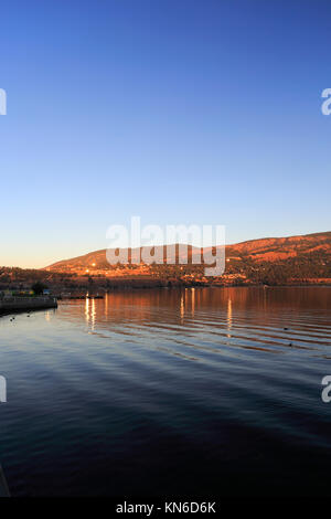 Alba sul lago Okanagan, parco cittadino di Kelowna Città, Okanagan Valley, British Columbia, Canada Foto Stock