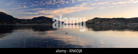 Alba sul lago Okanagan, parco cittadino di Kelowna Città, Okanagan Valley, British Columbia, Canada Foto Stock