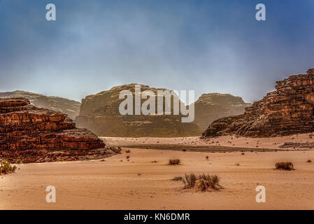 Il paesaggio del deserto vista sotto blu cielo nebuloso Foto Stock