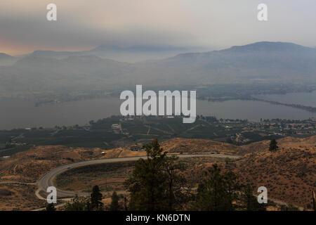 Vista di incendi fumo di Osoyoos lake, città Osoyoos, Okanagan Valley, British Columbia, Canada. Foto Stock