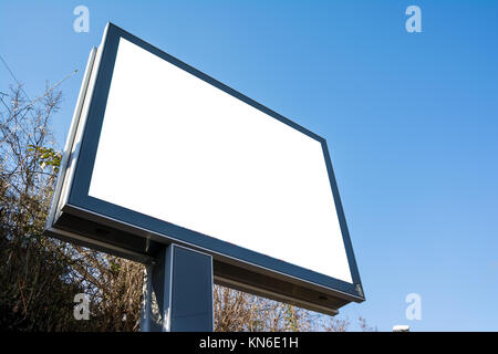 Vuoto vuoto bianco Billboard personalizzato pubblico aperto via autostrada rotonda europea tedesca di piccoli arbusti Foto Stock