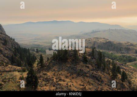 Vista di incendi fumo di Osoyoos lake, città Osoyoos, Okanagan Valley, British Columbia, Canada. Foto Stock