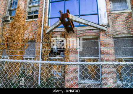 Lancaster, PA - Gennaio 25, 2017: un vecchio, abbandonate e chiuso edificio in fabbrica è ora in stato di abbandono con finestre rotte. Foto Stock