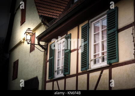 Tedesco lampada Cottage in legno persiane Casa Verde Design Vintage medievale architettura storica carino Foto Stock