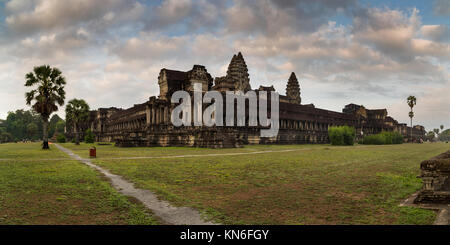 Angkor Wat in Cambogia è il più grande monumento religioso del mondo e un patrimonio mondiale complesso elencati Foto Stock