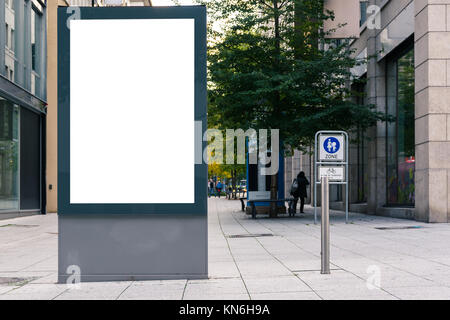 Outdoor City Urban Area marciapiede vuoto annuncio tramite Affissioni spazio Mock up White isolato Foto Stock