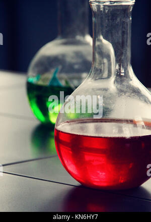 matraccio con liquido rosso in laboratorio. una foto. Foto Stock