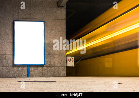 Annuncio della metropolitana di trasporto urbano bianco isolato Mockup spazio Affissioni Foto Stock