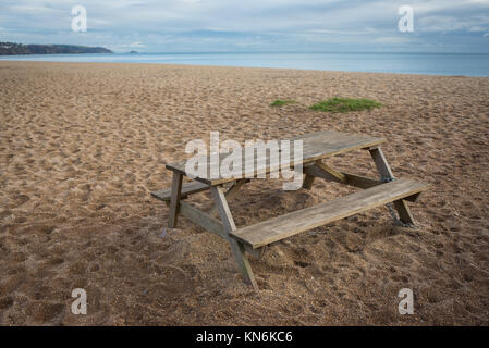 Panca in legno sulla spiaggia Foto Stock