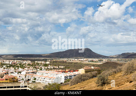 Un piano al di sopra di Costa Del Silencio in Arona, Tenerife Sud, Spagna Foto Stock