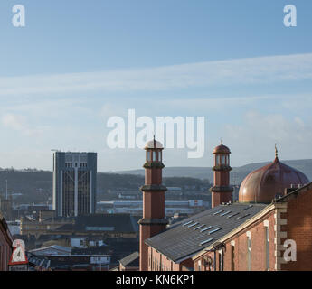 Moschea di Bold Street Blackburn contro il municipio con blackburn cattedrale in background Foto Stock