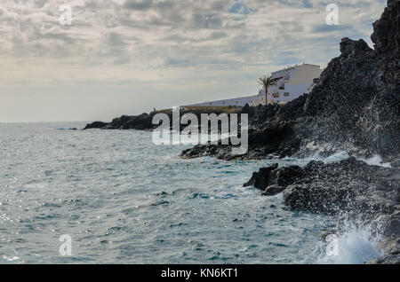 Onde che si infrangono contro la rocciosa costa atlantica, sud di Tenerife, Spagna